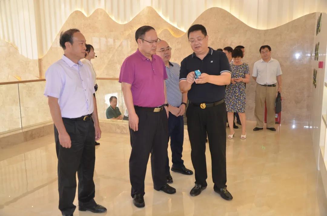 廣西科技廳黨組書記、廳長曹坤華率調(diào)研組蒞臨皇氏集團(tuán)開展科技創(chuàng)新支撐奶水牛產(chǎn)業(yè)高質(zhì)量發(fā)展調(diào)研