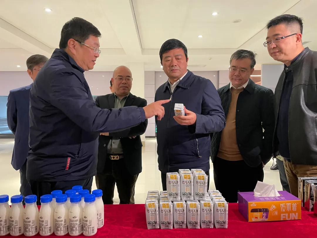 廣西壯族自治區(qū)副主席、黨組成員方春明率調研組一行蒞臨皇氏集團開展水牛奶產業(yè)深入調研