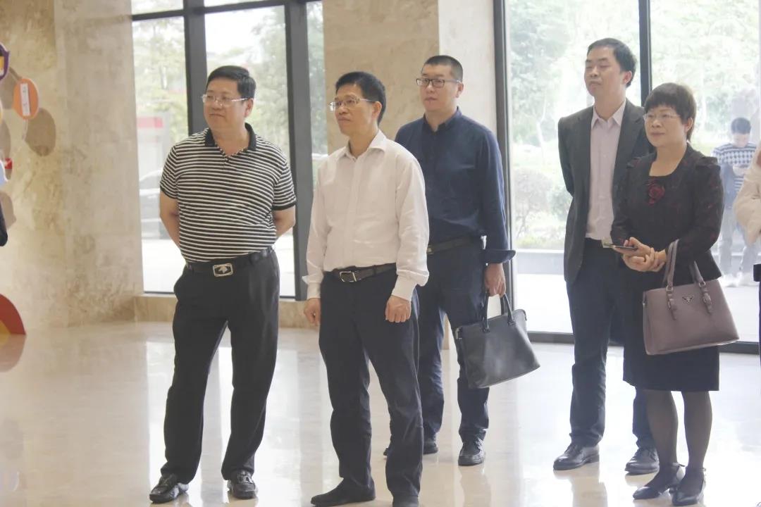 校企合作譜新篇，互利共贏謀發(fā)展 | 廣西大學(xué)寧旭初總會(huì)計(jì)師一行蒞臨皇氏集團(tuán)交流指導(dǎo)