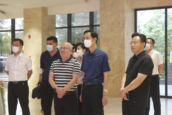 菏澤市委副書記、市長張倫一行領(lǐng)導(dǎo)蒞臨皇氏集團參觀交流