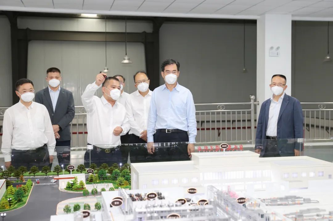 貴州省委副書記、省長李炳軍到皇氏集團(tuán)遵義乳業(yè)有限公司調(diào)研