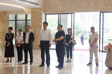 自治區(qū)政協(xié)副主席、黨組成員費志榮到皇氏集團(tuán)宣講黨的二十大精神
