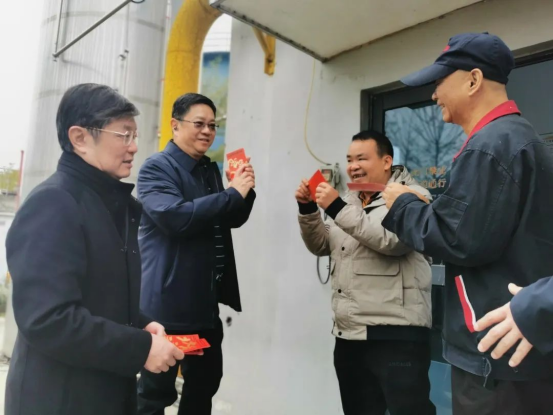 聲聲問(wèn)候傳真情，濃濃關(guān)懷暖人心丨皇氏集團(tuán)領(lǐng)導(dǎo)新春慰問(wèn)在崗員工