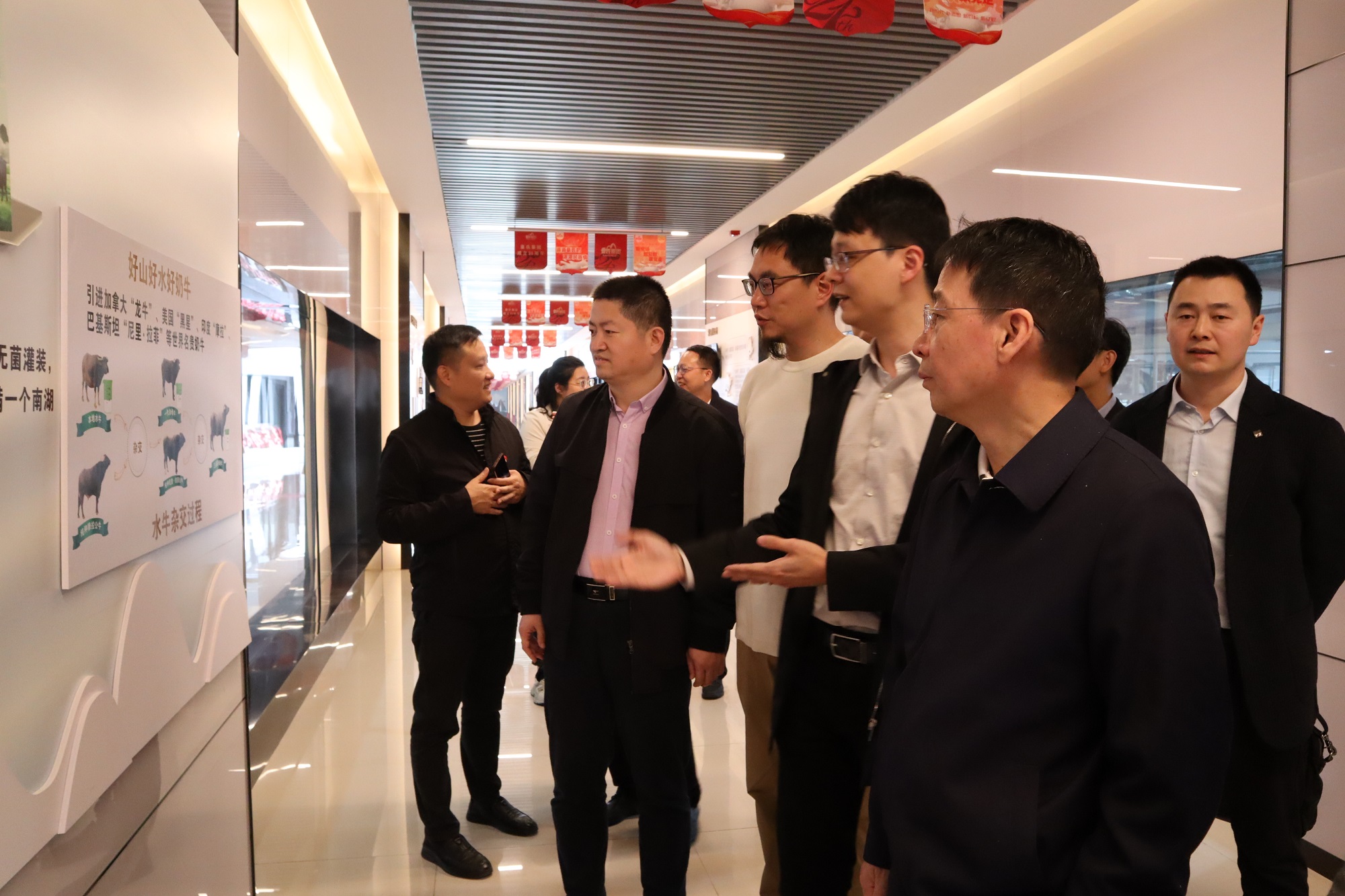 全國(guó)工商聯(lián)黨組成員、副主席楊佑興一行蒞臨皇氏集團(tuán)調(diào)研考察