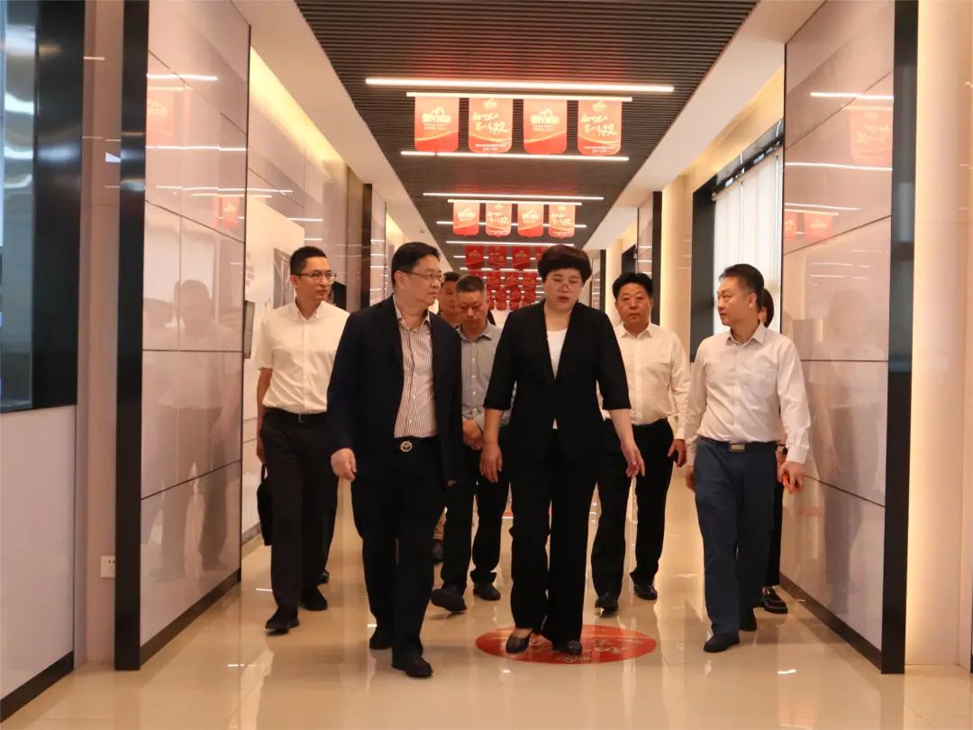 廣西南寧市委常委、統(tǒng)戰(zhàn)部部長、副市長張自英到訪皇氏集團開展經(jīng)濟發(fā)展調(diào)研服務