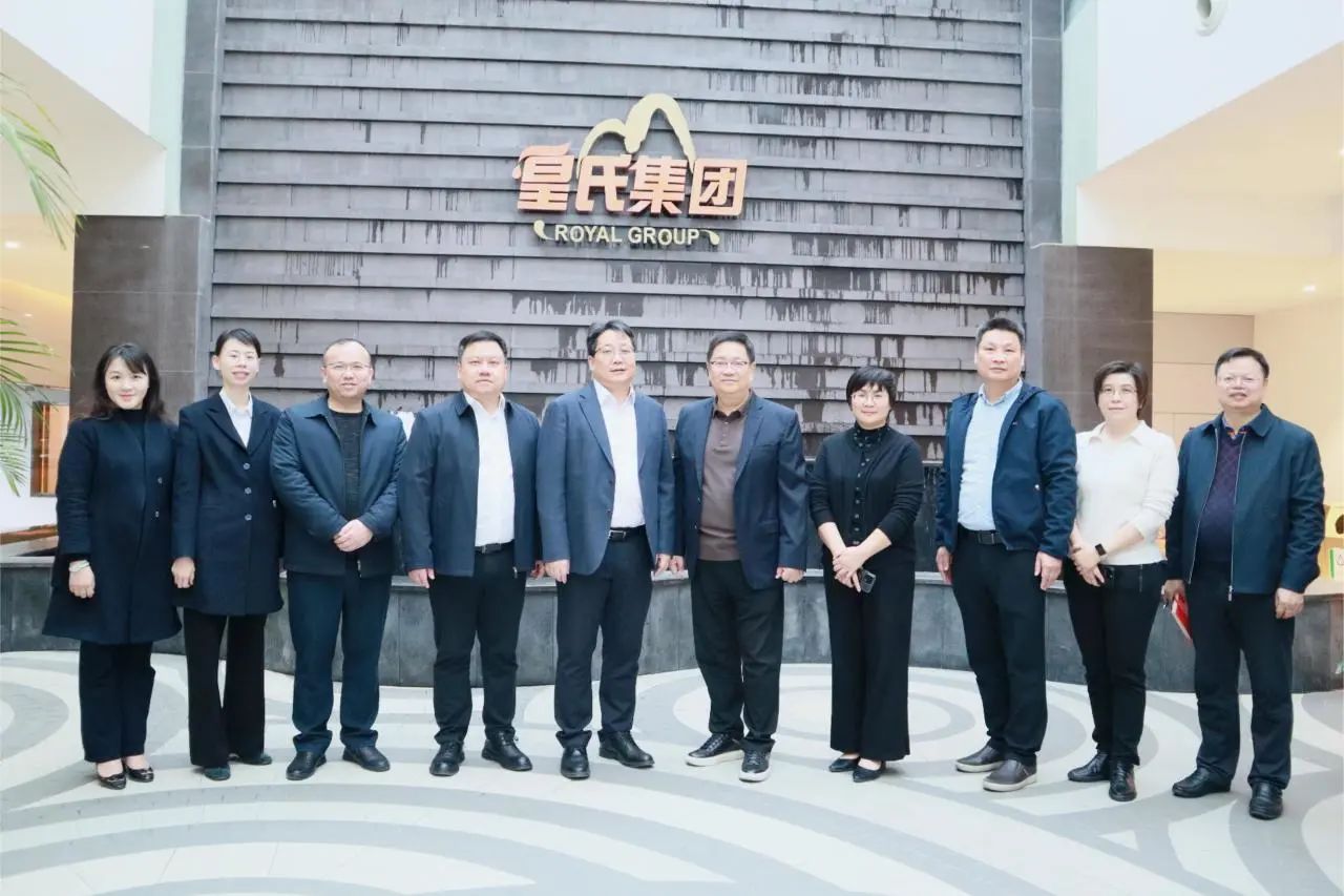 中國(guó)銀行廣西區(qū)分行副行長(zhǎng)、南寧分行行長(zhǎng)曹耀鋒到皇氏集團(tuán)調(diào)研指導(dǎo)