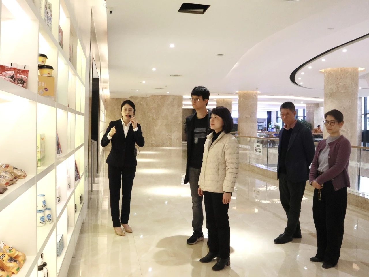 南寧市工業(yè)和信息化局局長張麗到皇氏集團(tuán)調(diào)研
